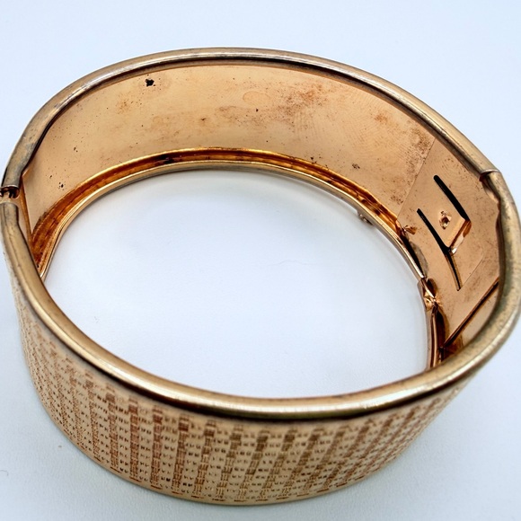 Vintage Gold Tone Wide Cuff Bracelet Textured Hinged Bangle Safety Chain - Picture 8 of 15